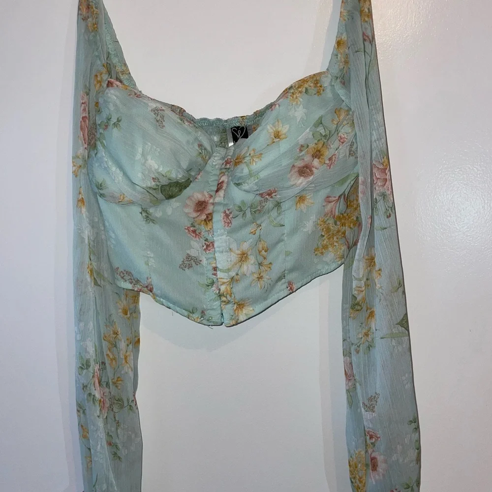 Floral Chiffon Crop Top - Picture 10 of 10